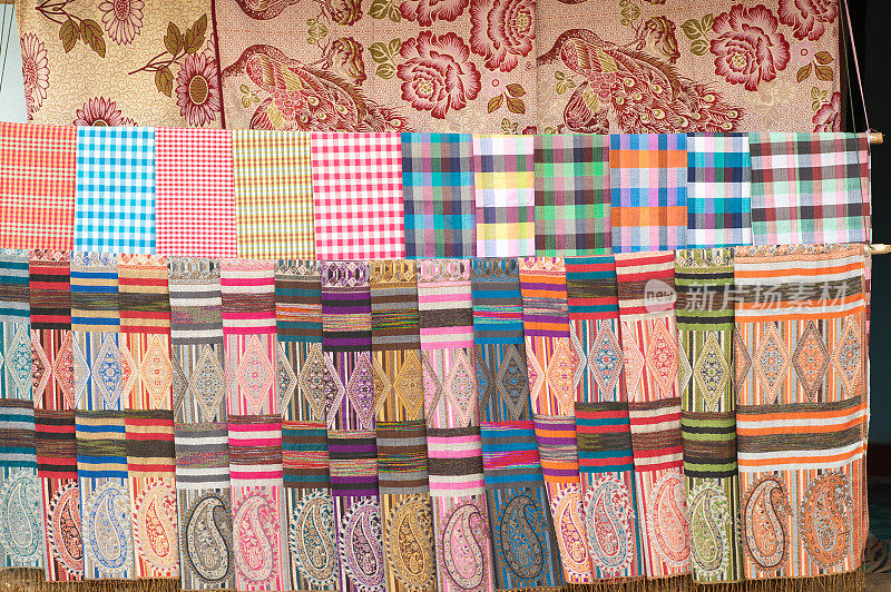 老挝，琅勃拉邦，传统手工编织的老挝丝绸织物