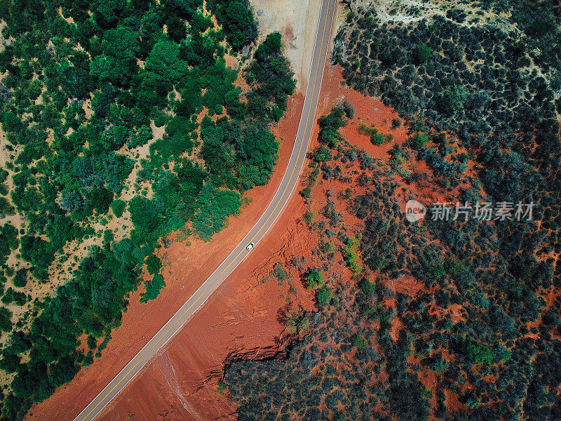 安第斯山脉公路的鸟瞰图