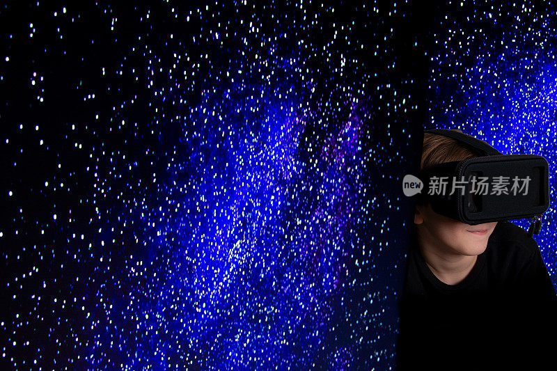 带着3d虚拟现实眼镜和银河背景的男孩