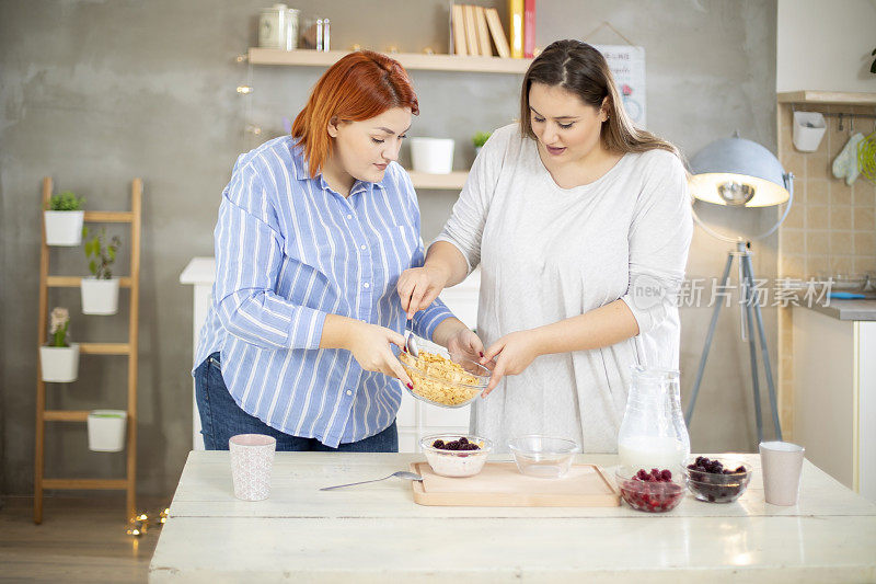 年轻微笑的胖女人在准备早餐。