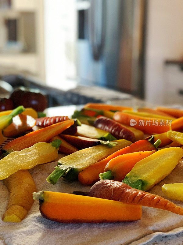 自家种植的新鲜彩虹胡萝卜切碎，洗净，放在厨房台面上晾干