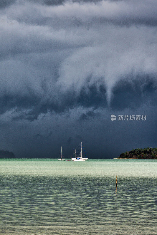 泰国安达曼海上的船只遭遇暴雨