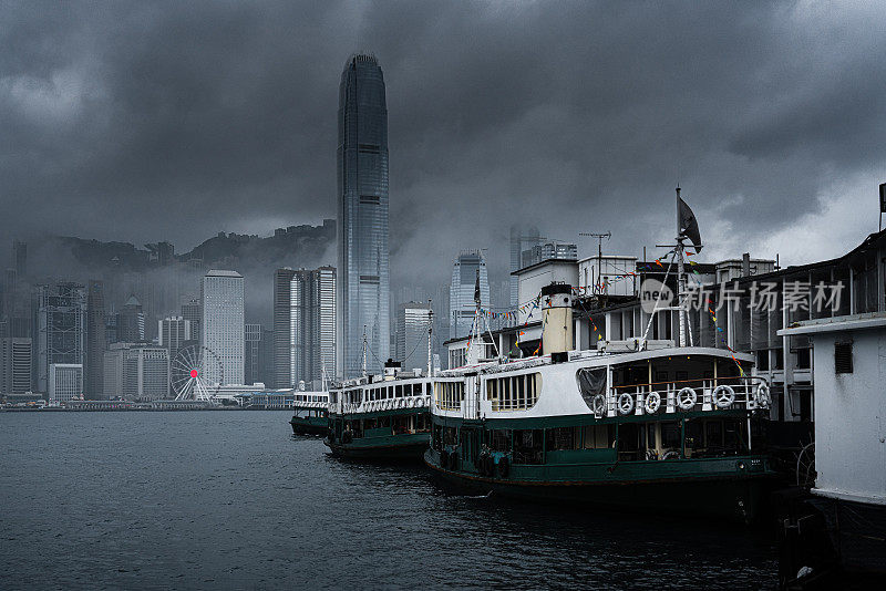 香港城在晨雾中