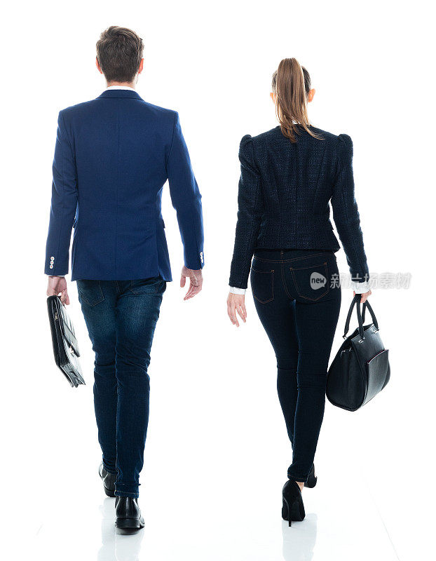 白人女商务人员走在前面的白色背景，穿着衬衫，拿着公文包