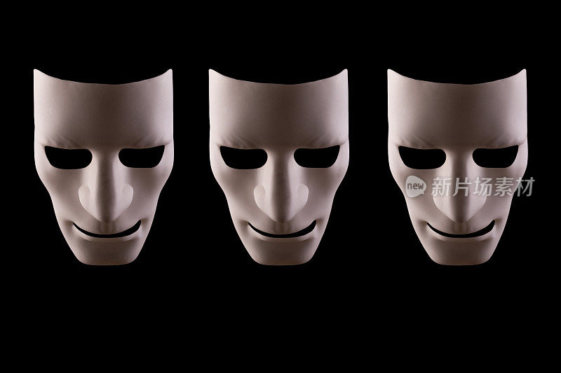 黑色背景上的三张空白机器人脸