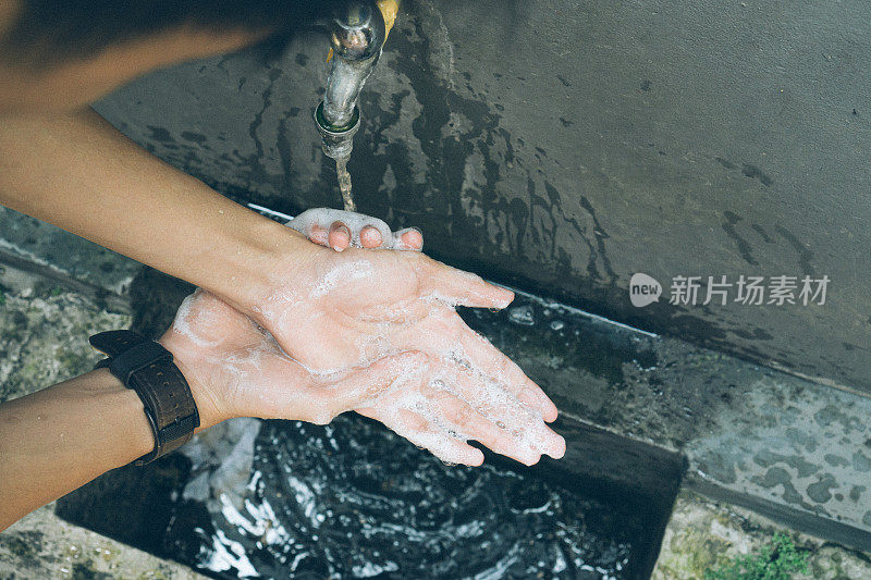 亚洲男人用洗手液洗手