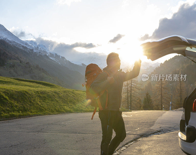 一名男性徒步旅行者准备下车