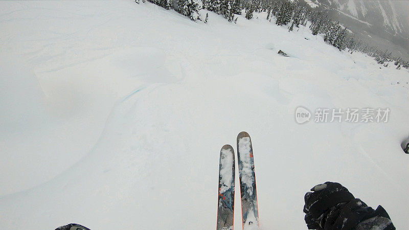 第一人称视角POV背国家滑雪下山高山斜坡