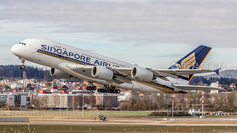 新加坡航空公司的空客A380从苏黎世机场起飞