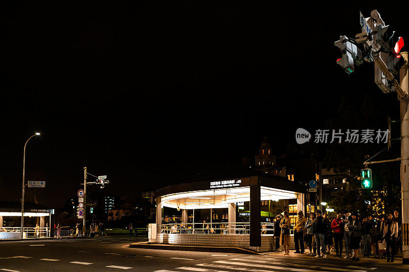 京汉铁路祗城站夜间地铁入口标牌上有地铁人流
