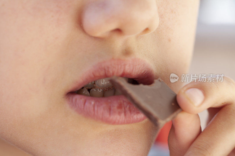 女孩吃巧克力
