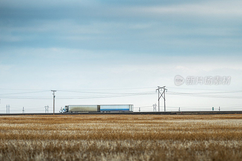 加拿大乡村公路上的半挂车