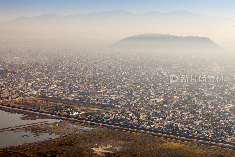 污染和烟雾笼罩着墨西哥城东南部的一个人口稠密地区