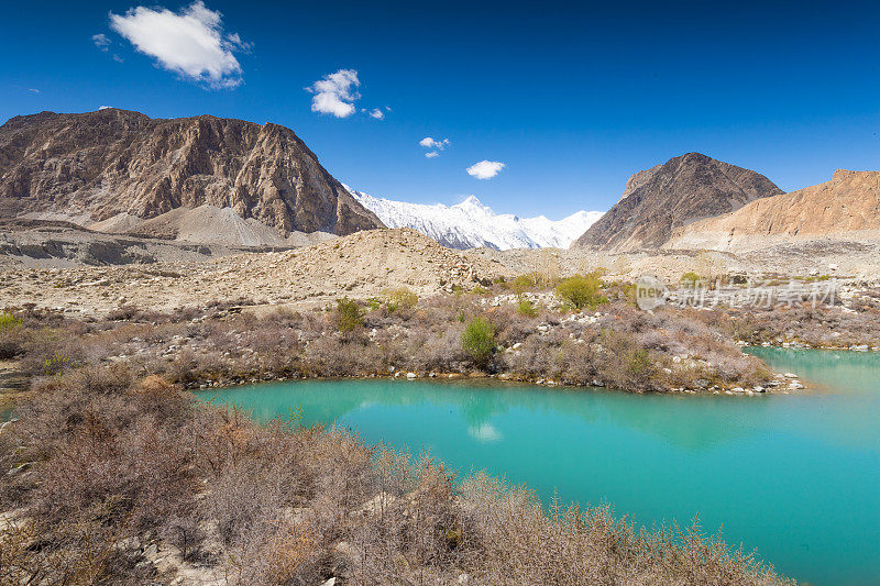 自然风景沿着阿塔巴德湖在巴基斯坦山区罕萨山谷