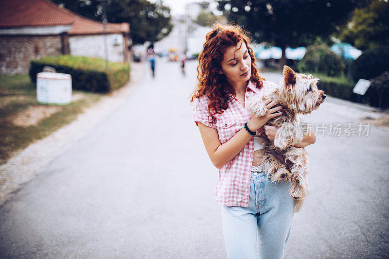 美丽的年轻女孩和她的约克夏梗犬