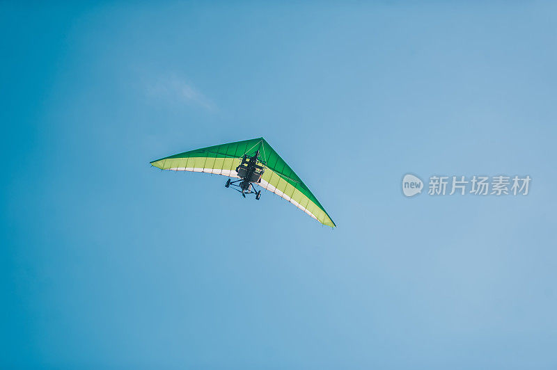 湛蓝的天空中悬挂着电动滑翔机