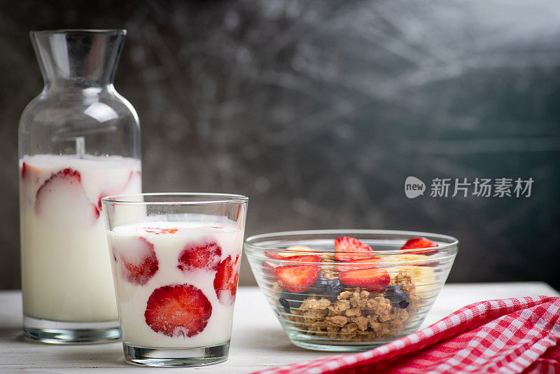 牛奶和草莓放在玻璃杯里