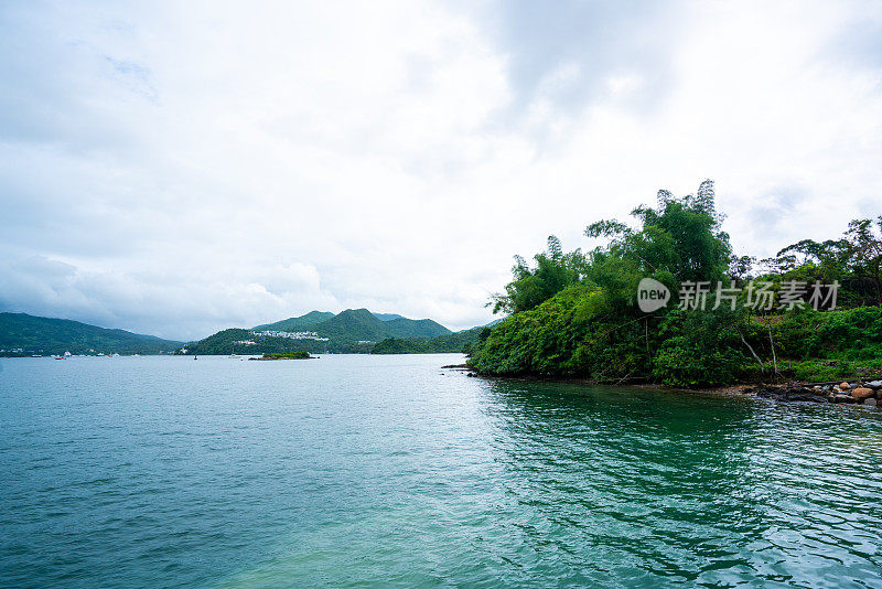 香港西贡村海滩的美丽沙滩、大海和多云天空的倒影