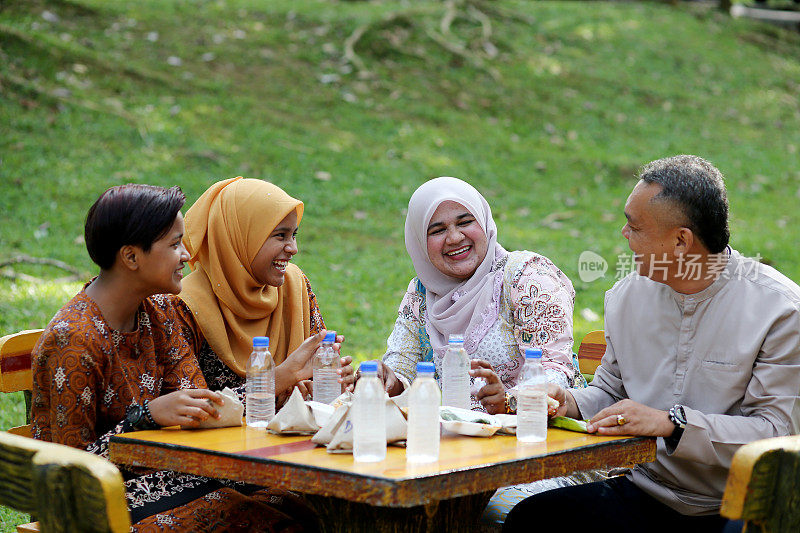 马来西亚家庭-野餐公园