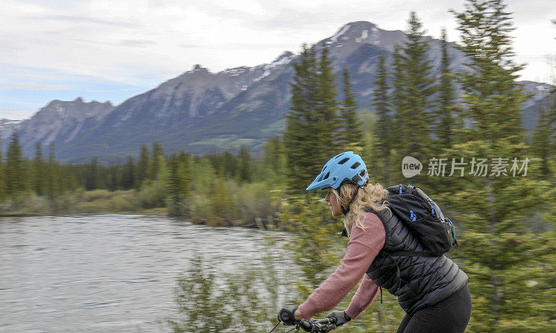 女山地电动摩托车骑向高山湖泊