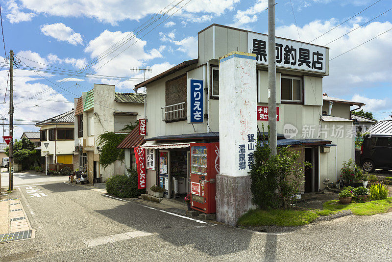 东京湾富津市滨金谷渔村的一家杂货店。