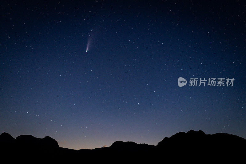夜空中的Neowise彗星