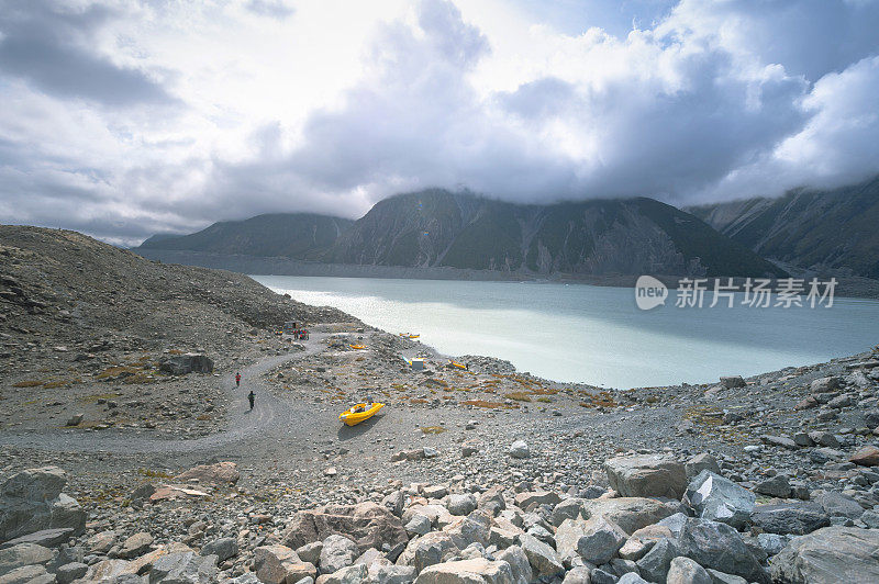 新西兰库克山塔斯曼冰川上的雪山。