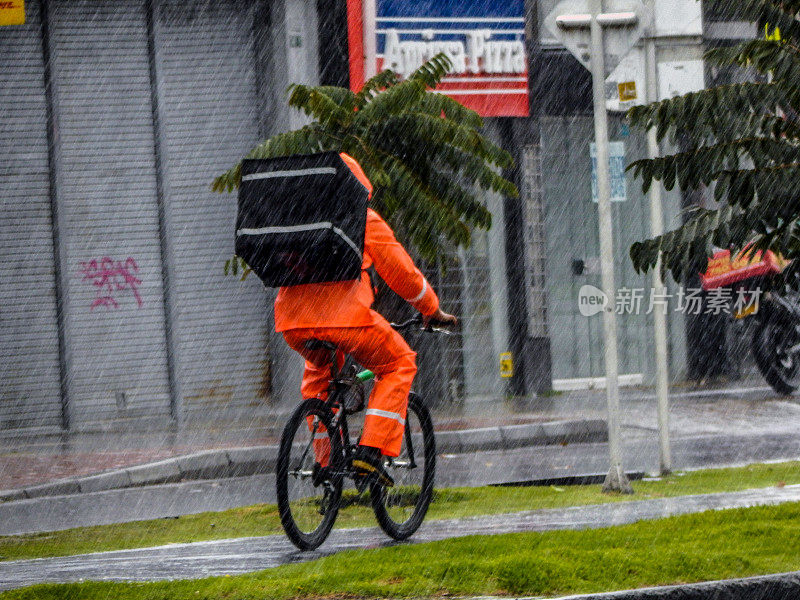 在雨天骑自行车的快递员