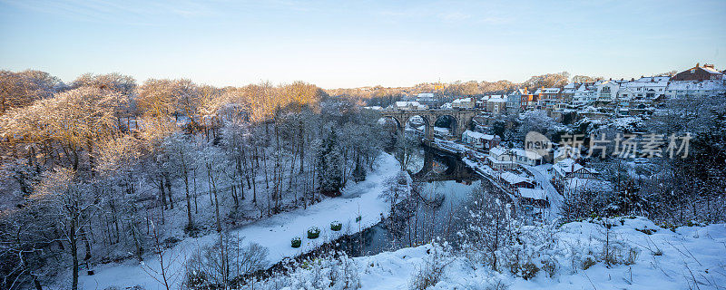 英国约克郡北部的Nidd河和铁路高架桥上的冬季雪景