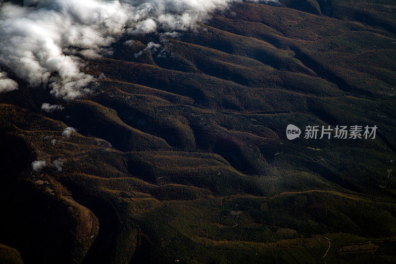 山麓蔚蓝海岸晨景