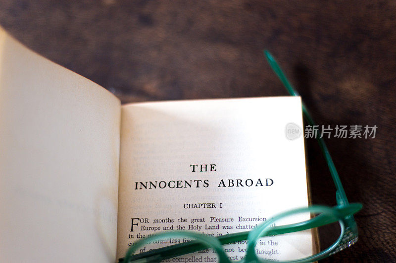 打开书，扉页:马克·吐温的《海外无辜者》