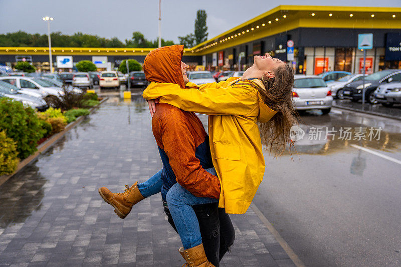 雨中的年轻夫妇