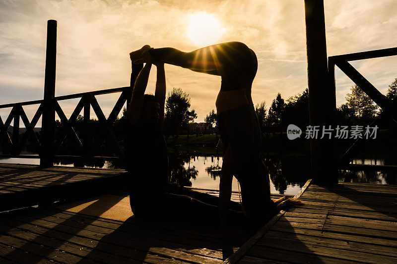 情侣在大自然中练习acroyoga