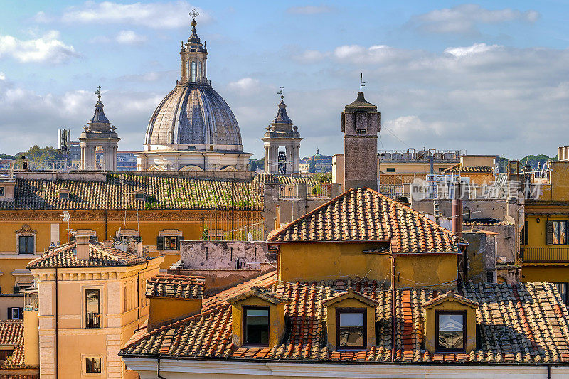 巴洛克风格的圣阿格内斯教堂的圆顶和罗马中心的屋顶