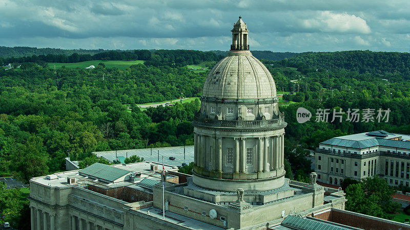 无人机拍摄的州议会大厦在法兰克福，肯塔基州