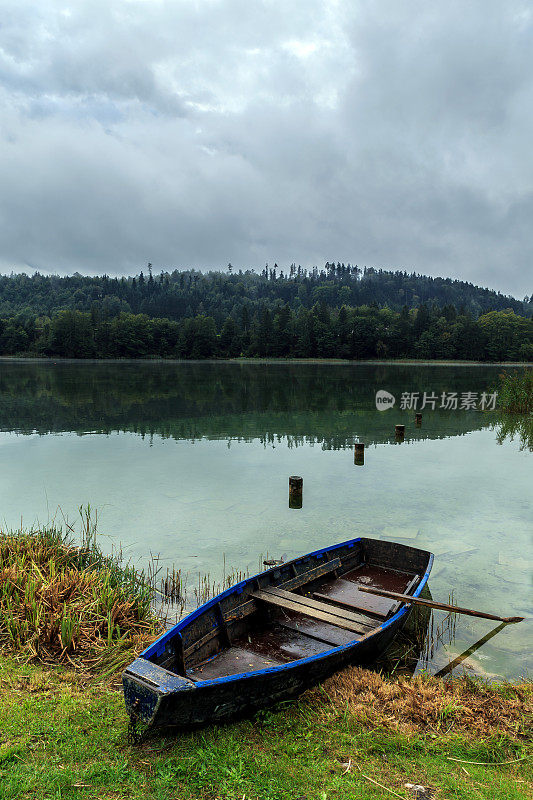 湖上的蓝色小船