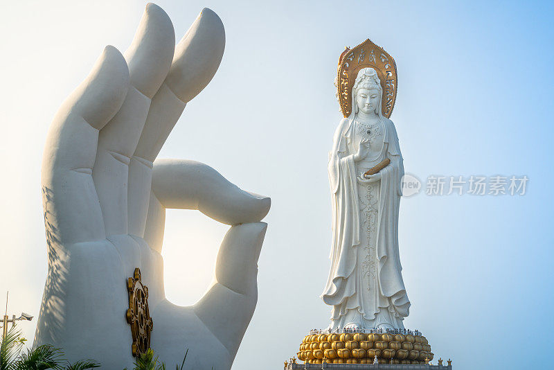 中国海南岛三亚市南山佛教文化公园寺庙，背景为南海观音菩萨和法轮白手像景观