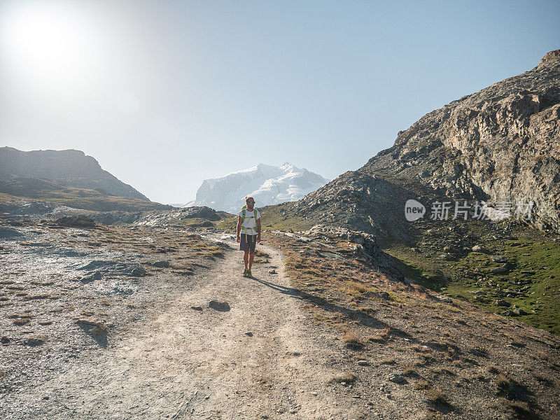 一名男子在瑞士阿尔卑斯山徒步旅行