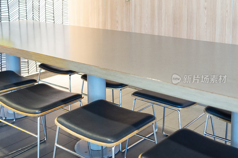 一个咖啡馆里的空桌子和椅子的特写