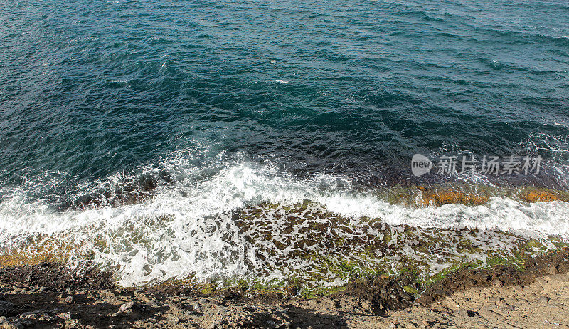 海浪打在岩石上