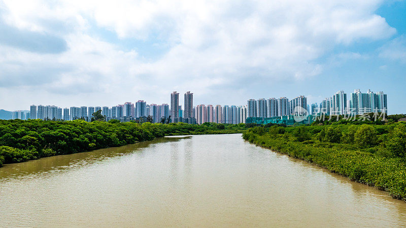 中国香港天水围湿地公园上方的高层公寓。