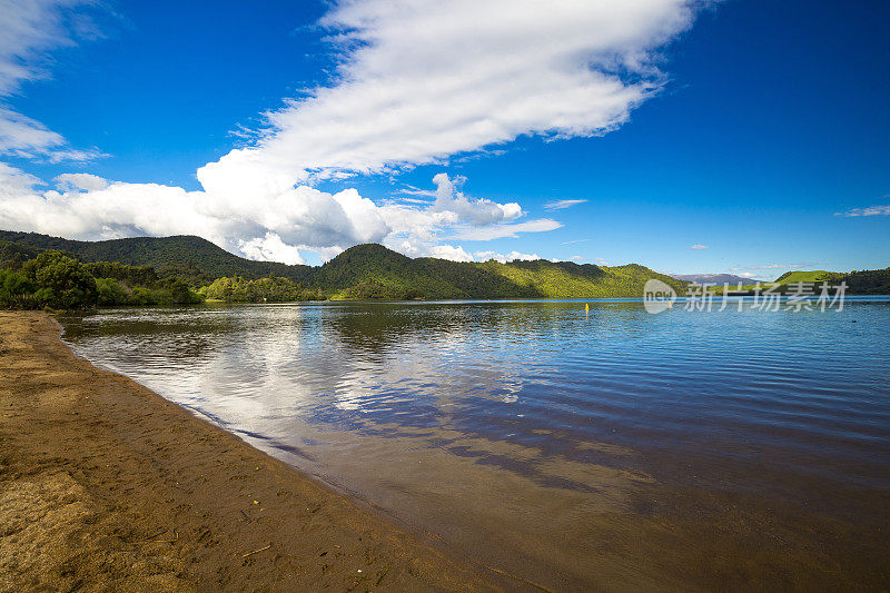 新西兰罗托鲁瓦的塔拉维拉湖风景优美