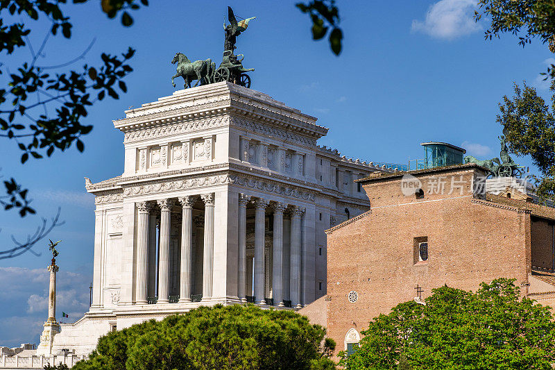 从罗马中心的卡比托利山上俯瞰意大利圣坛的暗示性画面