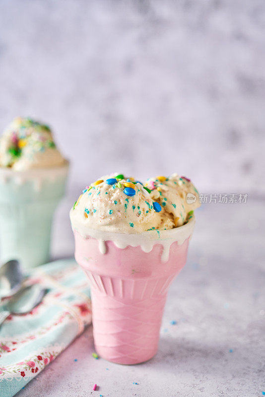 香草冰淇淋和糖果洒水器