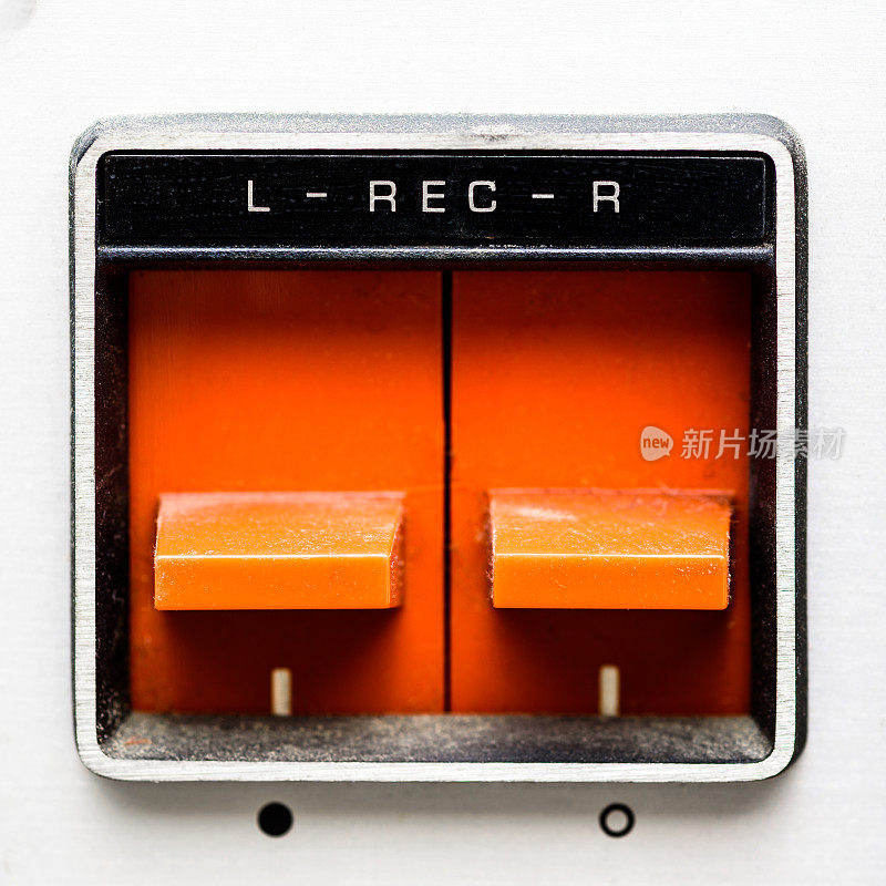 用来卷磁带录音机的两个橘色拉杆