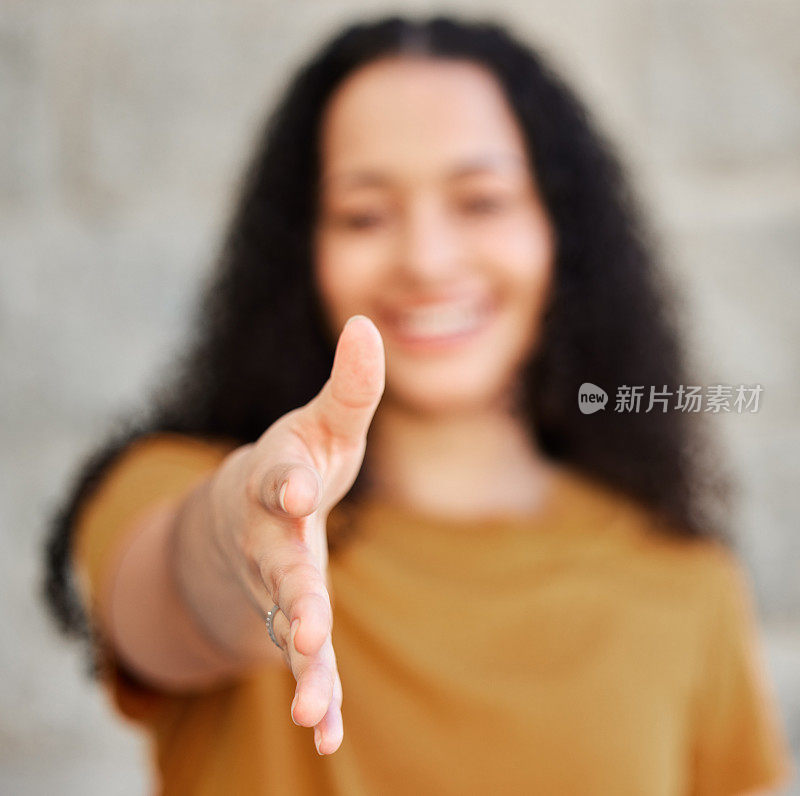 一个年轻女子伸出手想握手的照片