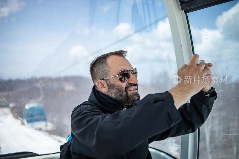 登山运动员在滑雪中心乘坐山上的缆车。