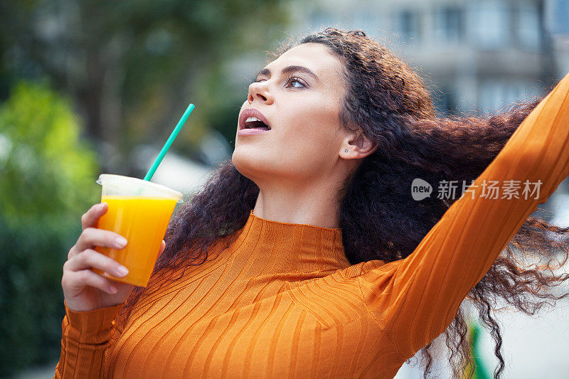 年轻女子饮用橙汁后获得能量提升