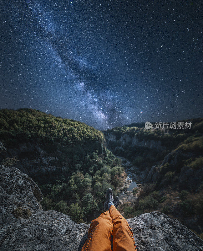 遥望银河在山空，POV，脚在画面。回归自然。