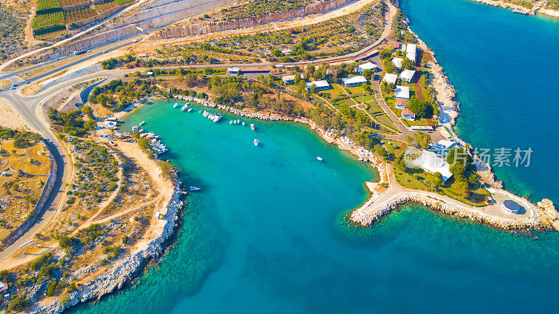 Narlikuyu海岸线和岛屿部分与蓝色地中海无人机从Mersin，土耳其